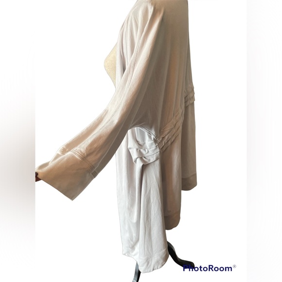 Lululemon light grey high low wrap. Size 12. Pleated - Picture 3 of 6